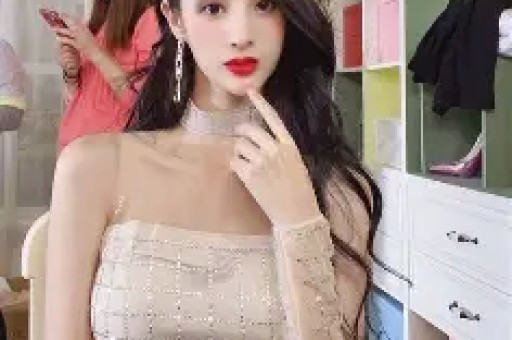 吐舌紧贴人设崩塌曾志伟与乔妹合照展现娱乐圈的另一面