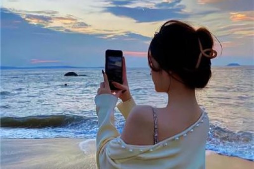 大瓜！曝某95后顶流女星自称是合作男演员的女友对方受不了死缠烂打拉黑了她